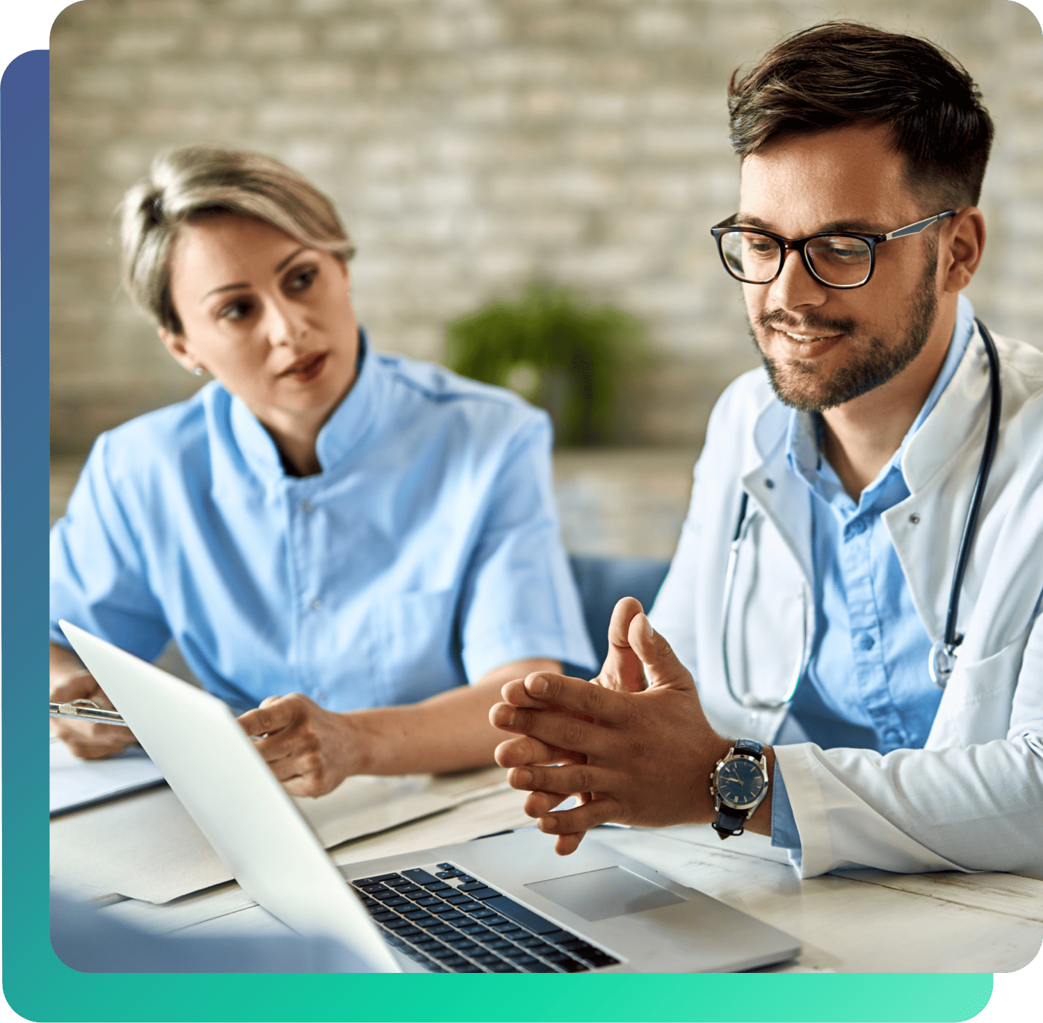 A woman and a man in a laboratory coat are talking in front of a laptop